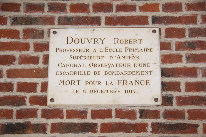 plaque commemorative au college auguste janvier